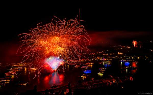 Spektakuläres Feuerwerk auf dem Rhein und auf der Burg Rheinfels bei Rhein in Flammen 2024 in Sankt Goar gegenüber dem Loreley Felsen
