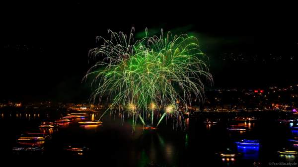Spektakuläres Feuerwerk bei Rhein in Flammen 2024 in Sankt Goar gegenüber dem Loreley Felsen