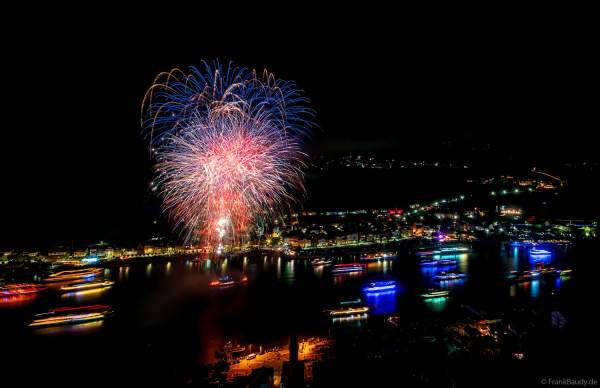 Spektakuläres Feuerwerk bei Rhein in Flammen 2024 in Sankt Goar gegenüber dem Loreley Felsen