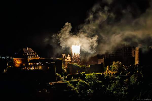 Feuerwerk mit Wasserfall auf Burg Rheinfels bei Rhein in Flammen 2024 in Sankt Goar gegenüber dem Loreley Felsen