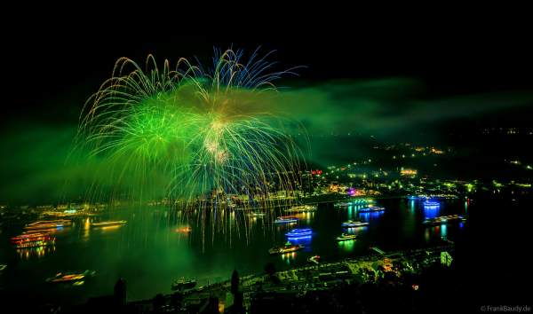 Spektakuläres Feuerwerk bei Rhein in Flammen 2024 in Sankt Goar gegenüber dem Loreley Felsen