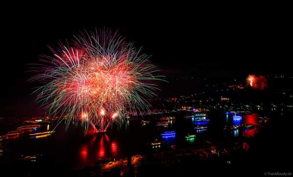 Spektakuläres Feuerwerk auf dem Rhein und auf der Burg Rheinfels bei Rhein in Flammen 2024 in Sankt Goar gegenüber dem Loreley Felsen