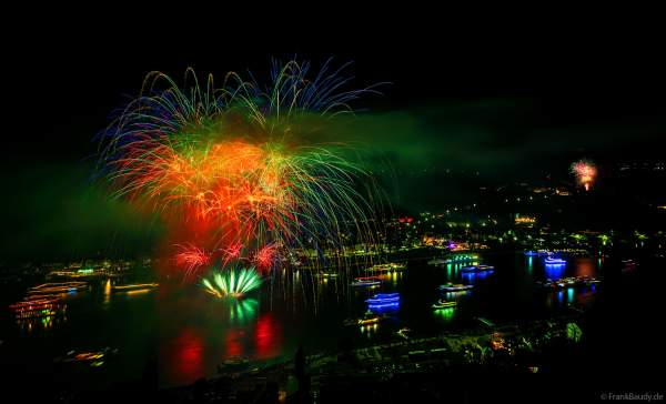Spektakuläres Feuerwerk auf dem Rhein und auf der Burg Rheinfels bei Rhein in Flammen 2024 in Sankt Goar gegenüber dem Loreley Felsen