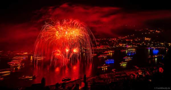Spektakuläres Feuerwerk bei Rhein in Flammen 2024 in Sankt Goar gegenüber dem Loreley Felsen