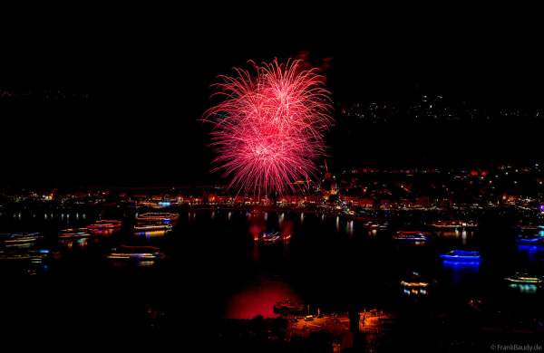 Spektakuläres Feuerwerk bei Rhein in Flammen 2024 in Sankt Goar gegenüber dem Loreley Felsen
