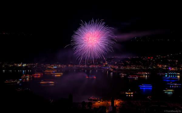 Spektakuläres Feuerwerk bei Rhein in Flammen 2024 in Sankt Goar gegenüber dem Loreley Felsen