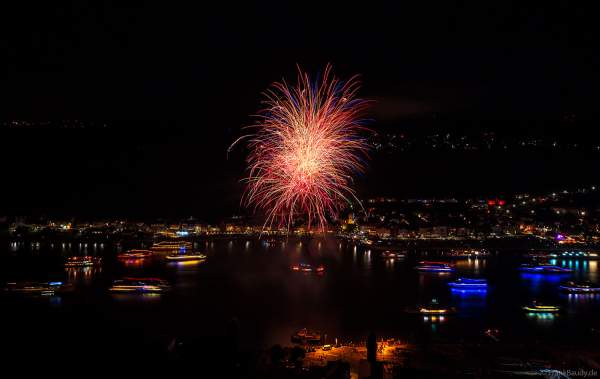 Spektakuläres Feuerwerk bei Rhein in Flammen 2024 in Sankt Goar gegenüber dem Loreley Felsen