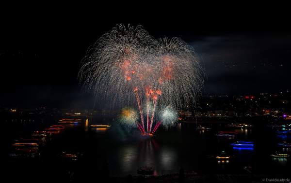 Spektakuläres Feuerwerk bei Rhein in Flammen 2024 in Sankt Goar gegenüber dem Loreley Felsen