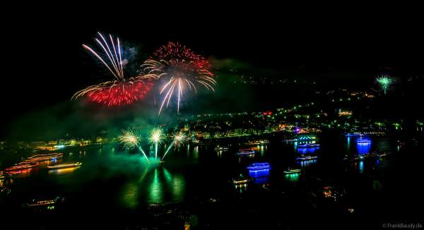 Spektakuläres Feuerwerk auf dem Rhein und auf der Burg Rheinfels bei Rhein in Flammen 2024 in Sankt Goar gegenüber dem Loreley Felsen