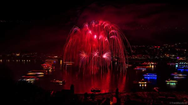 Spektakuläres Feuerwerk bei Rhein in Flammen 2024 in Sankt Goar gegenüber dem Loreley Felsen