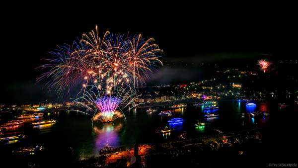 Spektakuläres Feuerwerk auf dem Rhein und auf der Burg Rheinfels bei Rhein in Flammen 2024 in Sankt Goar gegenüber dem Loreley Felsen