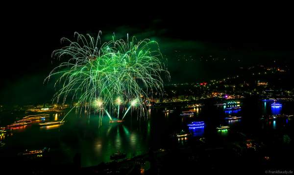 Spektakuläres Feuerwerk bei Rhein in Flammen 2024 in Sankt Goar gegenüber dem Loreley Felsen