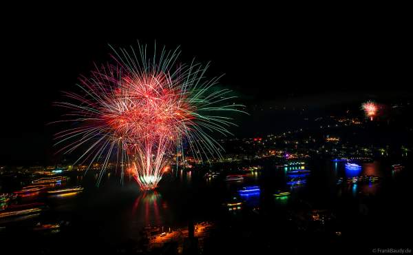 Spektakuläres Feuerwerk auf dem Rhein und auf der Burg Rheinfels bei Rhein in Flammen 2024 in Sankt Goar gegenüber dem Loreley Felsen