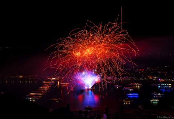 Spektakuläres Feuerwerk bei Rhein in Flammen 2024 in Sankt Goar gegenüber dem Loreley Felsen