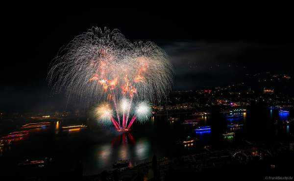 Spektakuläres Feuerwerk bei Rhein in Flammen 2024 in Sankt Goar gegenüber dem Loreley Felsen