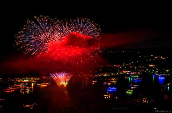 Spektakuläres Feuerwerk bei Rhein in Flammen 2024 in Sankt Goar gegenüber dem Loreley Felsen