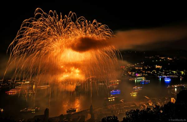 Spektakuläres Feuerwerk bei Rhein in Flammen 2024 in Sankt Goar gegenüber dem Loreley Felsen