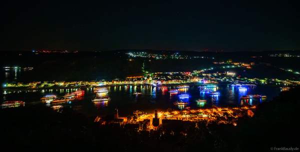 Beleuchteter Schiffskonvoi vor dem Feuerwerk bei Rhein in Flammen 2024 in Sankt Goar gegenüber dem Loreley Felsen