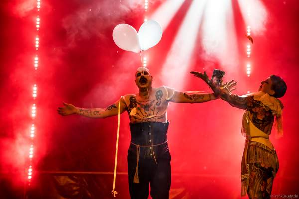 Skurrile Bühnenshow bei Traumatica - Festival of Fear - 2024 im Europa-Park