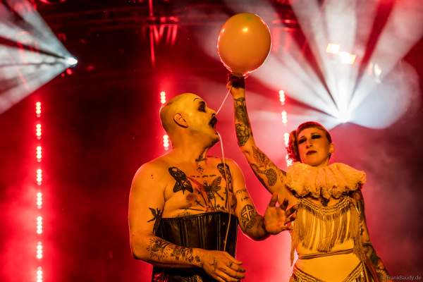 Skurrile Bühnenshow bei Traumatica - Festival of Fear - 2024 im Europa-Park