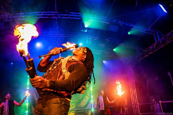 Skurrile Bühnenshow bei Traumatica - Festival of Fear - 2024 im Europa-Park