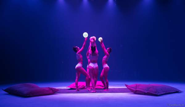 Erotische Girls bei der Traumatica Eis-Show TRUTH OR DARE - Festival of Fear - 2024 im Europa-Park