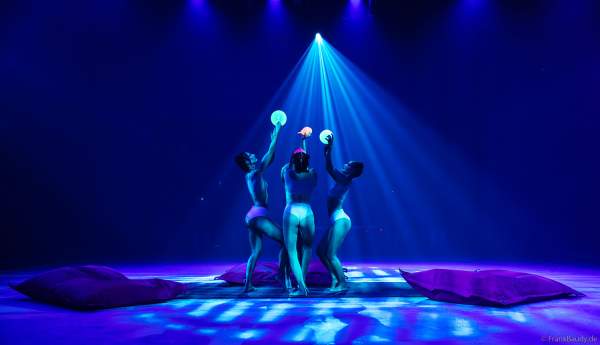 Erotische Girls bei der Traumatica Eis-Show TRUTH OR DARE - Festival of Fear - 2024 im Europa-Park