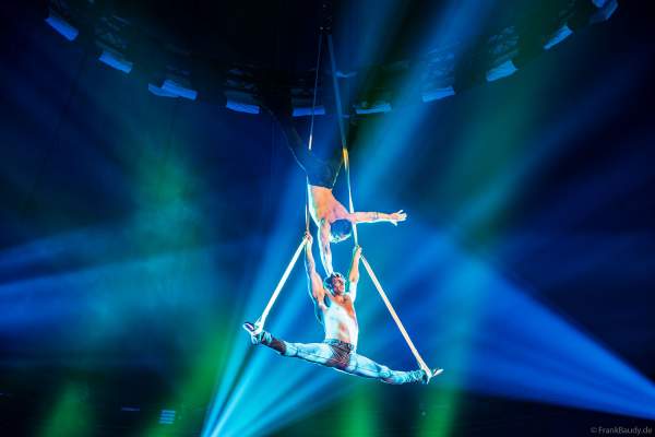 Luftakrobaten Artem Lyubanevych und Oleg Shakirov (Duo „Just Two Men“) bei der Traumatica Eis-Show TRUTH OR DARE - Festival of Fear - 2024 im Europa-Park