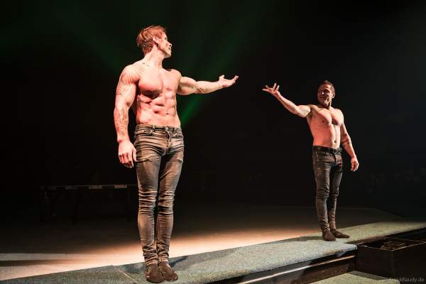 Luftakrobaten Artem Lyubanevych und Oleg Shakirov (Duo „Just Two Men“) bei der Traumatica Eis-Show TRUTH OR DARE - Festival of Fear - 2024 im Europa-Park