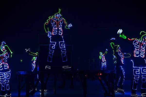 Leuchtende Eisläufer bei der Traumatica Eis-Show TRUTH OR DARE - Festival of Fear - 2024 im Europa-Park