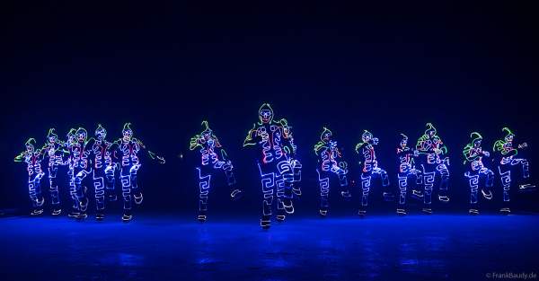 Leuchtende Eisläufer bei der Traumatica Eis-Show TRUTH OR DARE - Festival of Fear - 2024 im Europa-Park