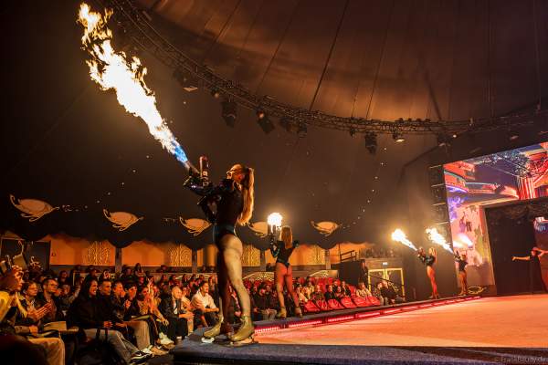 Heiße Ladies mit Flammenwerfer bei der Traumatica Eis-Show TRUTH OR DARE - Festival of Fear - 2024 im Europa-Park