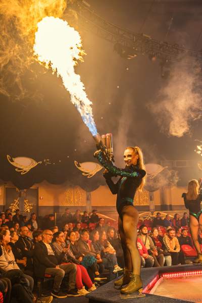 Heiße Ladies mit Flammenwerfer bei der Traumatica Eis-Show TRUTH OR DARE - Festival of Fear - 2024 im Europa-Park
