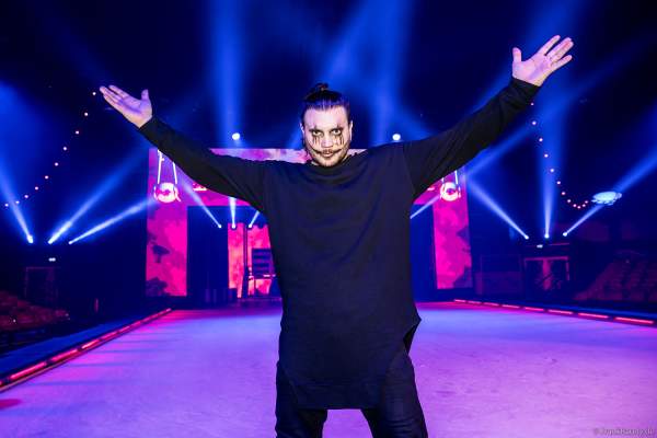 Sänger und Schauspieler Bela Klentze („Stairway To Violet“) bei der Traumatica Eis-Show TRUTH OR DARE - Festival of Fear - 2024 im Europa-Park