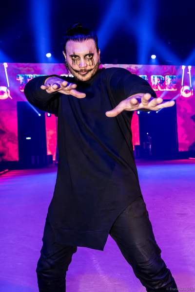 Sänger und Schauspieler Bela Klentze („Stairway To Violet“) bei der Traumatica Eis-Show TRUTH OR DARE - Festival of Fear - 2024 im Europa-Park