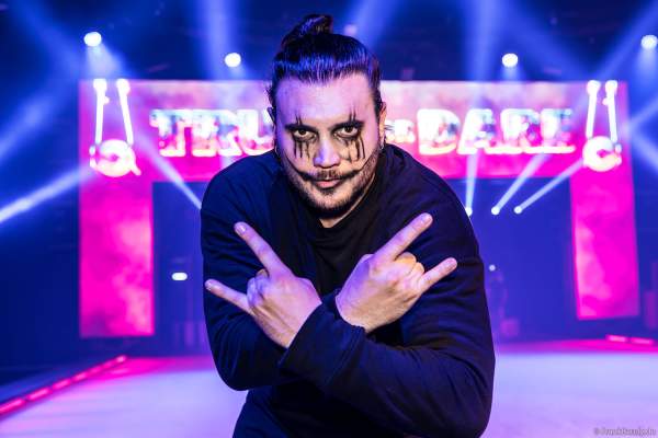 Sänger und Schauspieler Bela Klentze („Stairway To Violet“) bei der Traumatica Eis-Show TRUTH OR DARE - Festival of Fear - 2024 im Europa-Park