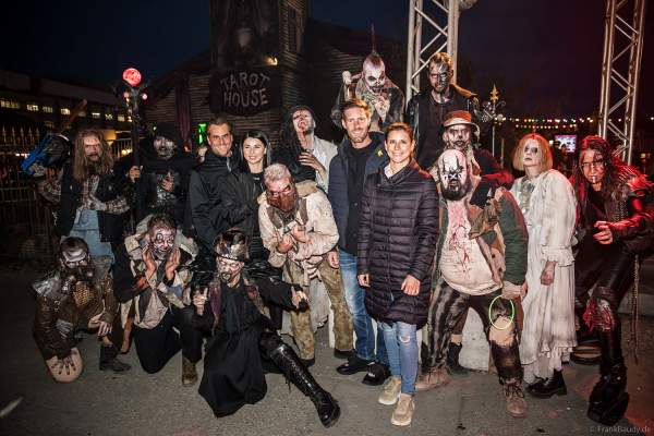 Familie Mack umringt von Monstern bei Traumatica - Festival of Fear 2024 Im Europa-Park