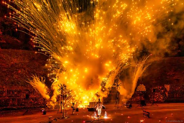 Feuershow mit Feuerwerk beim Mitarbeiterfest von Beisel Pyrotechnik von JANOSCH BÄR - AKindofFire