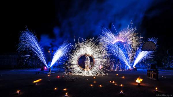 Funkeneffekte mit Feuerwerk bei der Feuershow beim Mitarbeiterfest von Beisel Pyrotechnik von JANOSCH BÄR - AKindofFire