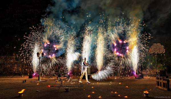 Funkeneffekte mit Feuerwerk bei der Feuershow beim Mitarbeiterfest von Beisel Pyrotechnik von JANOSCH BÄR - AKindofFire