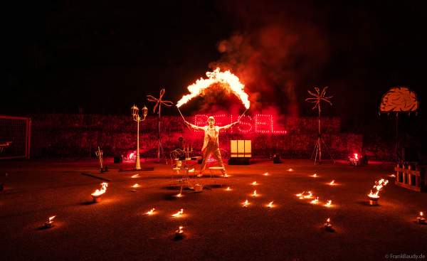Lichtbild mit Feuerschrift von Beisel Pyrotechnik bei der Feuershow