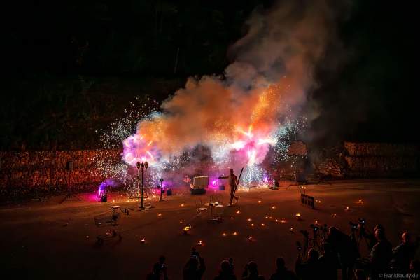 Funkeneffekte mit Feuerwerk bei der Feuershow beim Mitarbeiterfest von Beisel Pyrotechnik von JANOSCH BÄR - AKindofFire
