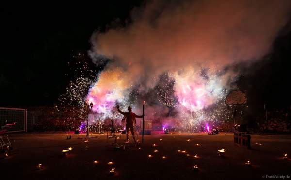 Funkeneffekte mit Feuerwerk bei der Feuershow beim Mitarbeiterfest von Beisel Pyrotechnik von JANOSCH BÄR - AKindofFire