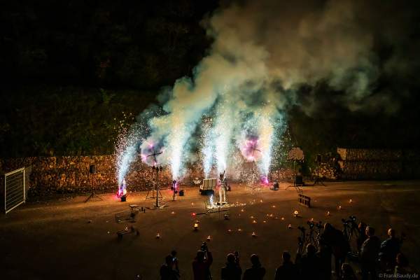 Funkeneffekte mit Feuerwerk bei der Feuershow beim Mitarbeiterfest von Beisel Pyrotechnik von JANOSCH BÄR - AKindofFire
