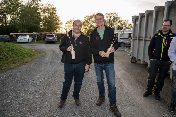 Pyro-Trophäe für Pyrochef Rene Calmez und Firmeninhaber Thomas Fischer beim Mitarbeiterfest von Beisel Pyrotechnik