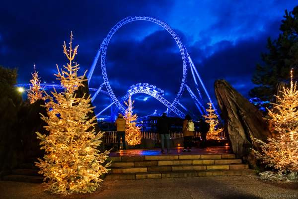 Achterbahn Blue Fire bei Nacht im Europa-Park