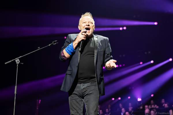Nick Van Eede der Band Cutting Crew bei Night of the Proms 2024 in der SAP Arena Mannheim