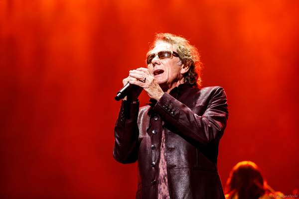 Mickey Thomas der Band Starship bei Night of the Proms 2024 in der SAP Arena Mannheim
