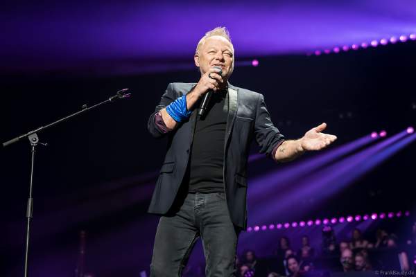 Nick Van Eede der Band Cutting Crew bei Night of the Proms 2024 in der SAP Arena Mannheim