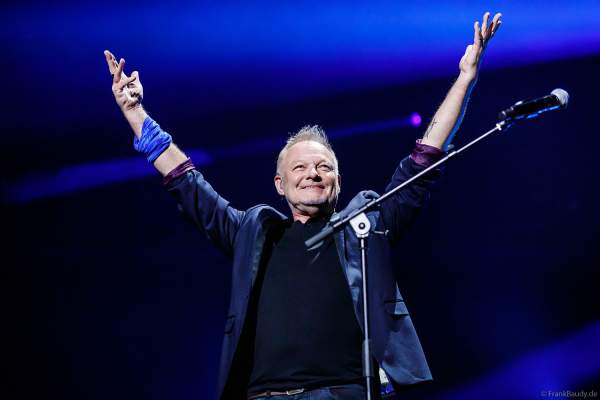 Nick Van Eede der Band Cutting Crew bei Night of the Proms 2024 in der SAP Arena Mannheim